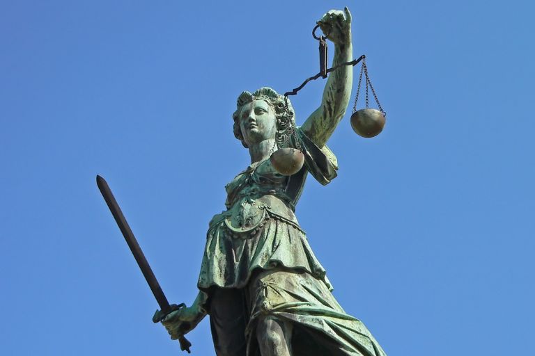 Justitia Figur