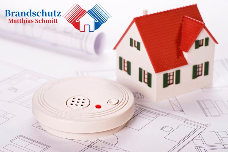 Haus mit Rauchmeldern und Logo BS Schmitt