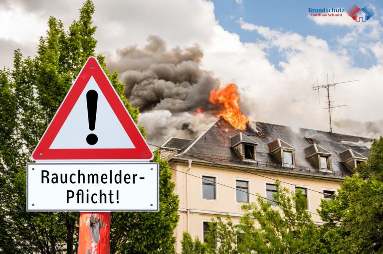 Brennendes Haus mit Schild Rauchmelder-Pflicht